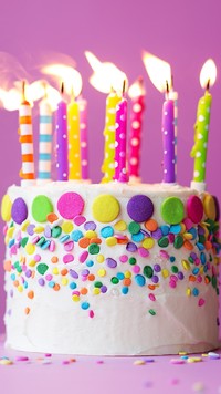 Kolorowe świeczki na torcie urodzinowym