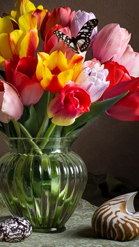 Kolorowe tulipany w szklanym wazonie