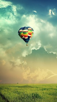 Kolorowy balon w chmurach
