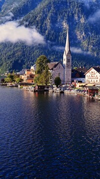 Kościół i domy na brzegu jeziora Hallstattersee w Hallstatt