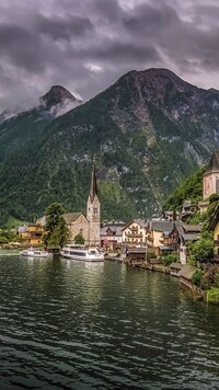 Kościół i domy nad jeziorem Hallstattersee