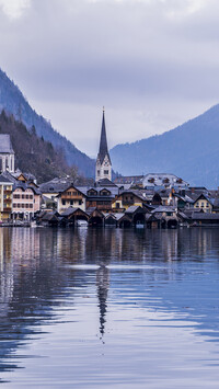 Kościół i domy nad jeziorem Hallstattersee