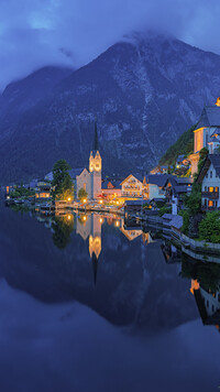 Kościół i domy nad jeziorem Hallstattersee