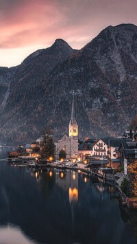 Kościół i domy nad jeziorem Hallstattersee