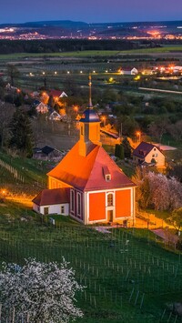 Kościół i winnice na wzgórzu