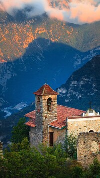 Kościół na tle górskiej doliny
