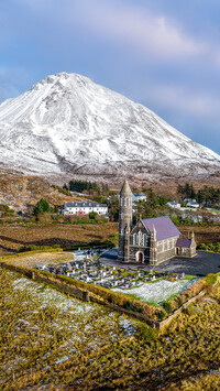 Kościół na tle ośnieżonej góry Errigal w Irlandii