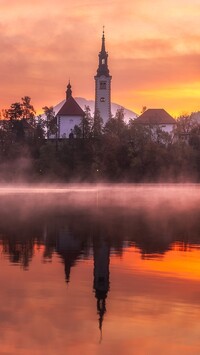 Kościół na wyspie Blejski Otok o zachodzie słońca