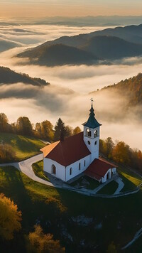 Kościół na wzgórzu i mgła nad doliną