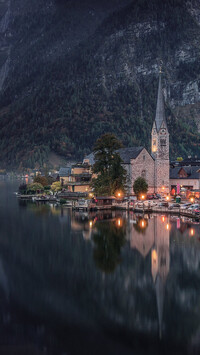 Kościół nad jeziorem w Hallstatt