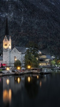 Kościół nad jeziorem w Hallstatt