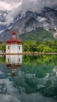 Kościół św Bartłomieja na brzegu jeziora Konigssee