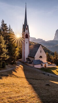 Kościół św Jakuba w promieniach słońca