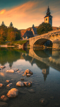 Kościół św Jana i most nad jeziorem Bohinj