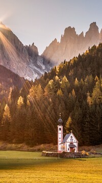 Kościół św Jana pod lasem w Dolomitach