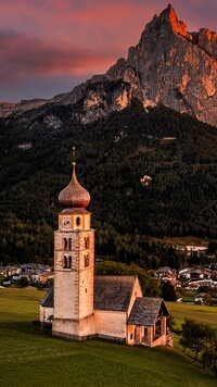 Kościół św Walentego na tle Dolomitów