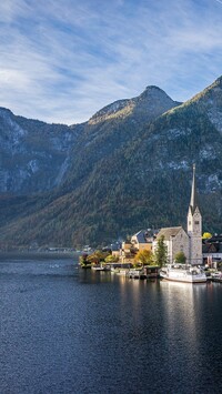 Kościół w Hallstatt na tle Alp Salzburskich