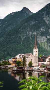 Kościół w Hallstatt na tle Alp Salzburskich
