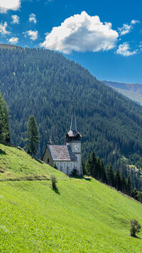 Kościół w Monstein na tle Alp