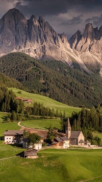 Kościół we wsi Santa Maddalena na tle Dolomitów