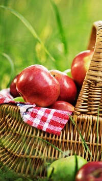Koszyk z czerwonymi jabłkami