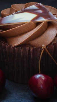 Krem czekoladowy na babeczce i czereśnia