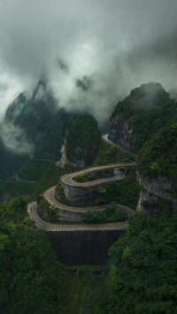 Kręta droga na górę Tianmen w Chinach