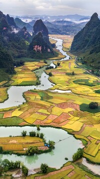 Kręta rzeka i pola w Wietnamie