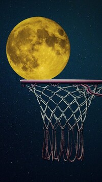 Księżyc nad koszem do koszykówki
