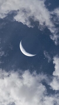 Księżyc pośród chmur