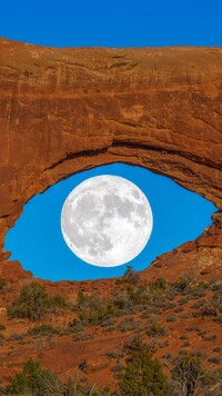 Księżyc w łuku skalnym Double Arch