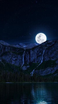 Księżyc w pełni nad górami