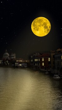 Księżyc w pełni nad kanałem w Wenecji