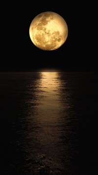 Księżyc w pełni nad morzem