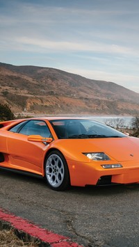 Lamborghini Diablo VT na tle gór