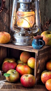 Lampa na skrzynce z jabłkami