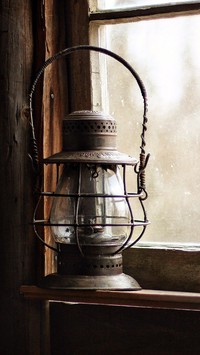 Lampa naftowa na parapecie