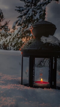 Lampion na śniegu
