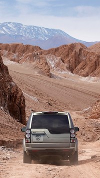 Land Rover jadący w kierunku kanionu