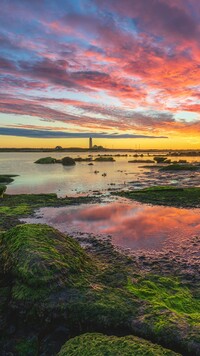 Latarnia morska Grotta Island Lighthouse w oddali