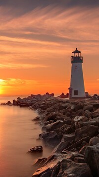 Latarnia morska Walton Lighthouse o wschodzie słońca