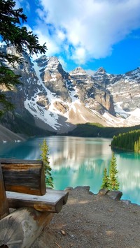 Ławeczka nad kanadyjskim jeziorem