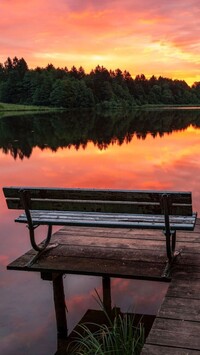 Ławka z widokiem na jezioro