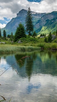 Letni dzień nad górskim jeziorem