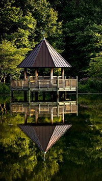 Letni park z altaną nad stawem