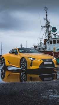 Lexus LC 500 obok statku