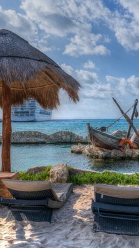 Leżaki na plaży w Costa Maya