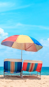 Leżaki pod parasolem na plaży