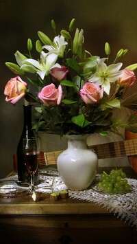 Lilie i róże w wazonie