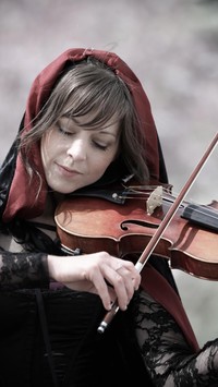 Lindsey Stirling grająca na skrzypcach